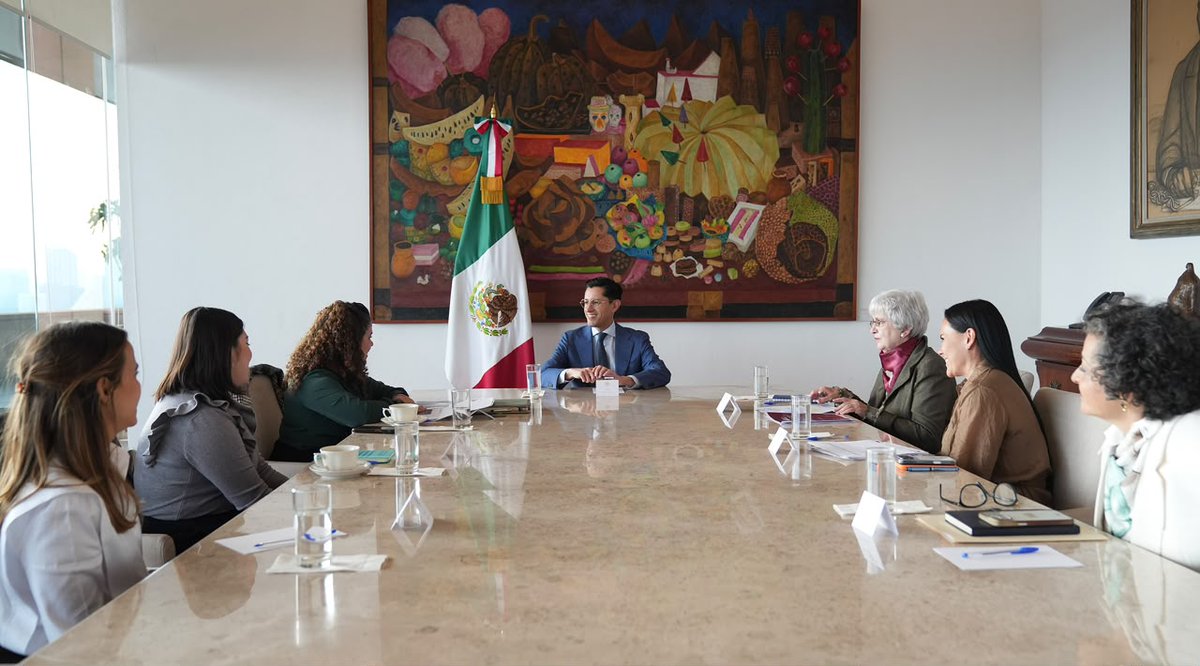 SRE_mx's tweet photo. Esta tarde, el secretario Roberto Velasco sostuvo una reunión de coordinación de cara a la 1ª Cumbre Latinoamericana de Inversión en Primera Infancia 2026, que tendrá lugar en la @SRE_mx el próximo mes, con la coordinación de la @AMEXCID, @Hacienda_Mexico, @SEGOB_mx, @SIPINNA_MX, organismos internacionales y organizaciones de la sociedad civil. 

El titular de la @SRE_mx destacó los preparativos que México realiza para hospedar esta conferencia, la cual busca generar un diálogo regional para impulsar la inversión pública para la primera infancia y combatir las brechas en el acceso a salud, nutrición, cuidados, protección y aprendizaje temprano de calidad, de cara a la Cumbre Global de 2027, convocada en el marco de la campaña Act for Early Years.