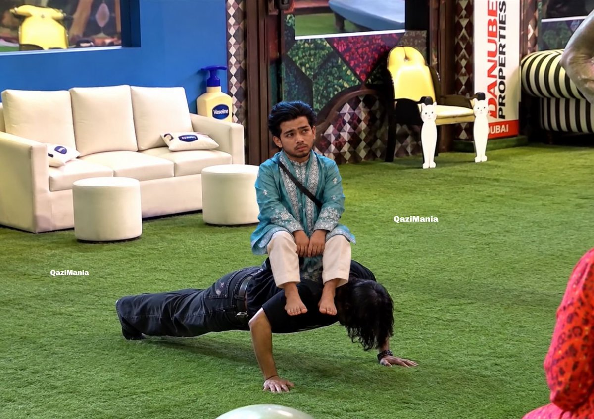 kate_8611's tweet photo. People are so creative in this fd 😭😭😭

I can't stop laughing 😭 🤣 🤣 🤣 
#QaziTouqeer
#BiggBoss20 
#BB20 
@QaziMania 🤣 https://t.co/sAJz0VTWmj