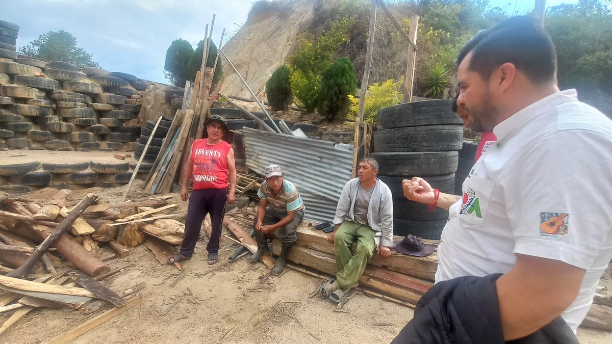 XavierLudeaC's tweet photo. En nuestro recorrido por #Colaisaca #ElBatan #LaLadrillera escuchando las necesidades de nuestra gente. Verificando el estado pésimo de las #vias 😡
#DarioLoja #LauraTorres #ElCambioLoHacemosTodos #Calvas #XavierLudena https://t.co/0nwfKVYWVa
