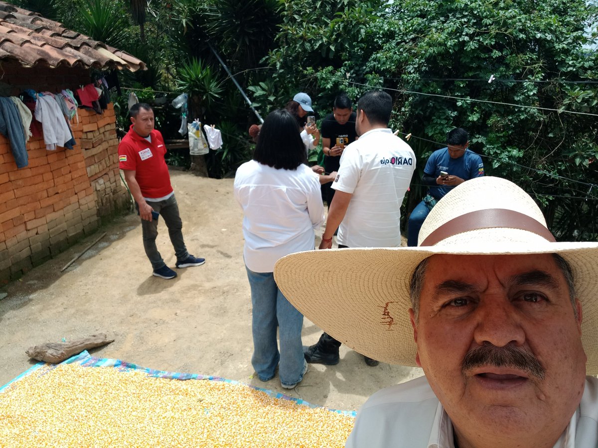 XavierLudeaC's tweet photo. En nuestro recorrido por #Colaisaca #ElBatan #LaLadrillera escuchando las necesidades de nuestra gente. Verificando el estado pésimo de las #vias 😡
#DarioLoja #LauraTorres #ElCambioLoHacemosTodos #Calvas #XavierLudena https://t.co/0nwfKVYWVa