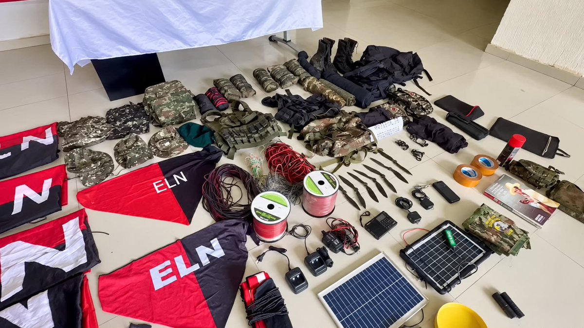 Ejercito_Div7's tweet photo. #ContraLaAmenaza l En cumplimiento de los compromisos establecidos durante el pasado consejo de seguridad extraordinario y tras intensificar las operaciones militares para ubicar a los responsables de los recientes ataques indiscriminados del grupo criminal Eln contra la población civil, la #Brigada15 a través del Batallón de Ingenieros Militares N.° 15 GR. Julio Londoño Londoño, capturó an alias ‘El Tuerto’. 

Como parte de la ofensiva sostenida contra este grupo criminal en el municipio de Río Iró, Chocó, se logró la captura de este sujeto, miembro de la comisión de alias ‘Robinson’ del frente Cacique Calarcá, a quien se le atribuyen acciones de proselitismo en el eje vial Quibdó-Pereira, y en las comunidades indígenas de los municipios de Tadó y Río Iró. 

Durante la operación, nuestras tropas lograron la incautación de dos armas de fuego, cartuchos y tres granadas, así como material de comunicaciones, intendencia e insumos para la detonación de explosivos. 

El @COL_EJERCITO, continua comprometido las operaciones militares en este territorio, en aras de neutralizar las acciones terroristas de los grupos criminales y fortalecer  la seguridad y tranquilidad de la población civil.

#PatriaHonorLealtad