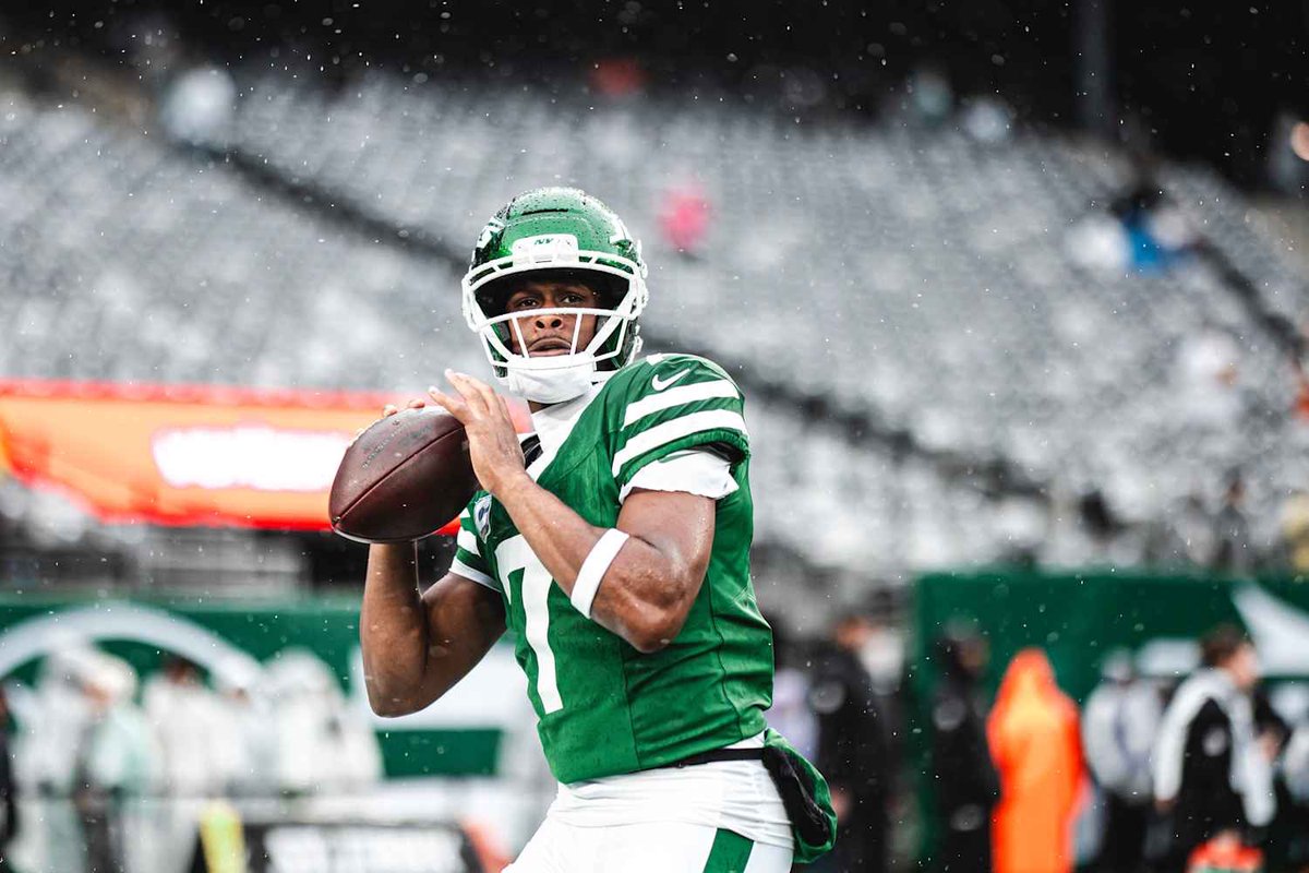 JakeAsmanShow's tweet photo. Geno Smith through 5 games this season for the Jets:

1,084 Passing Yards
6 Passing TDs
0 INTs
69.4 Completion %
104.2 Passer Rating

How would you grade Geno Smith’s performance so far? 👀 https://t.co/aYHsiNorJv