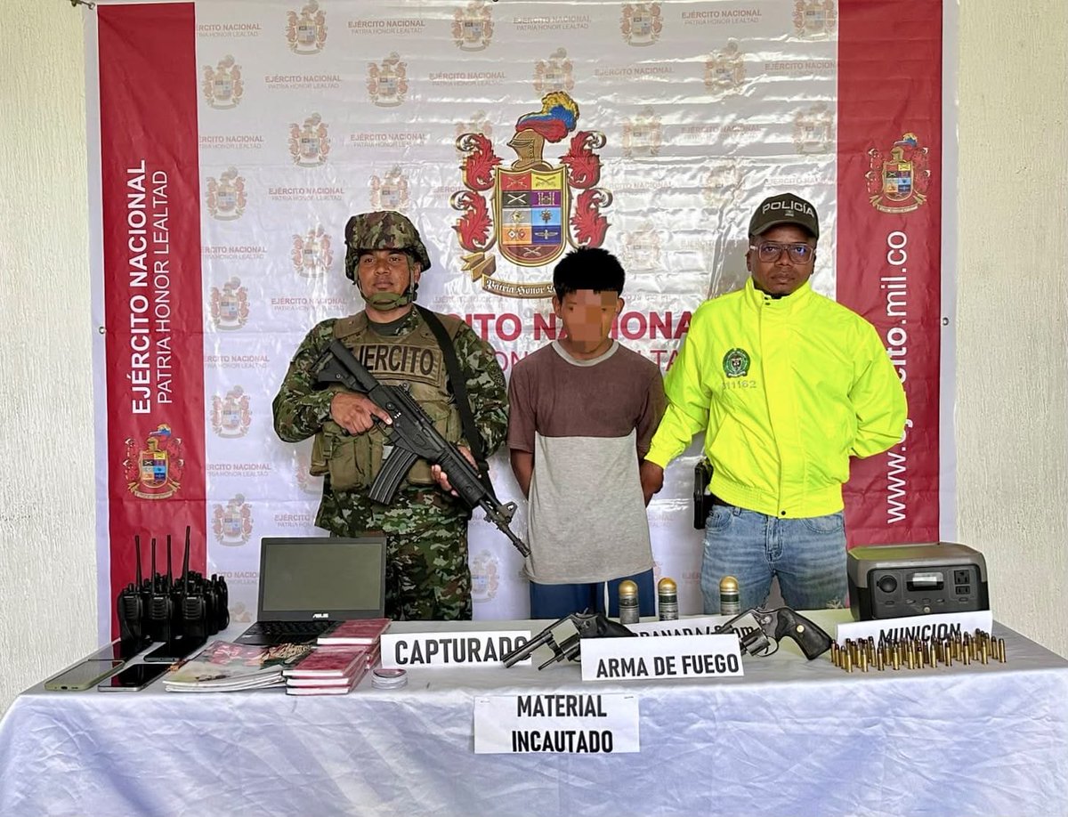 Ejercito_Div7's tweet photo. #ContraLaAmenaza l En cumplimiento de los compromisos establecidos durante el pasado consejo de seguridad extraordinario y tras intensificar las operaciones militares para ubicar a los responsables de los recientes ataques indiscriminados del grupo criminal Eln contra la población civil, la #Brigada15 a través del Batallón de Ingenieros Militares N.° 15 GR. Julio Londoño Londoño, capturó an alias ‘El Tuerto’. 

Como parte de la ofensiva sostenida contra este grupo criminal en el municipio de Río Iró, Chocó, se logró la captura de este sujeto, miembro de la comisión de alias ‘Robinson’ del frente Cacique Calarcá, a quien se le atribuyen acciones de proselitismo en el eje vial Quibdó-Pereira, y en las comunidades indígenas de los municipios de Tadó y Río Iró. 

Durante la operación, nuestras tropas lograron la incautación de dos armas de fuego, cartuchos y tres granadas, así como material de comunicaciones, intendencia e insumos para la detonación de explosivos. 

El @COL_EJERCITO, continua comprometido las operaciones militares en este territorio, en aras de neutralizar las acciones terroristas de los grupos criminales y fortalecer  la seguridad y tranquilidad de la población civil.

#PatriaHonorLealtad