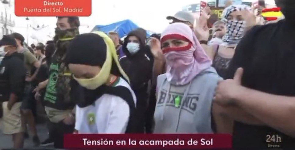 Meendii__'s tweet photo. Los medios te definen a los primeros como “acampados” y a los segundos como “ultras”.

Te tienes que reír. https://t.co/dwBpZp3g8U