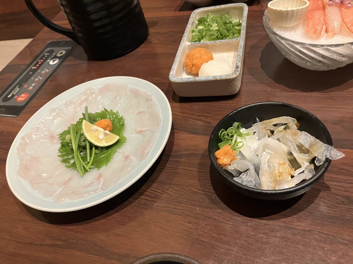 llllrunrunllll's tweet photo. 料理の提供が遅すぎる。接客対応にも疑問を感じました。

娘がてっちりを食べたいと言うので、18時30分に予約し、1人5,000円のコースと飲み放題、カニの刺身を注文しました。

突き出し、てっさ、湯引きまでは出てきましたが、肝心のてっちり鍋がいつまでたっても出てこない。

しかも、私たちより15分ほど後に来店した6人ほどの家族連れには、先に鍋が提供されていました。そちらも予約されてたのでしょう。

こちらも予約しているにもかかわらず、なぜ後から来たお客さんの方が早いのでしょうか？

あまりに遅いので苦情を伝えましたが、それでも鍋が出てきたのは約1時間後。出汁がなくなるから何度も火を止めましたわ。笑💢
何度も火を止めて無くなりかけてるダシの画像つけておきます。

さらに、飲み放題のひれ酒も注文してから毎回10分程ほど待たされる始末。

これでは飲み放題の意味がありません。提供を意図的に遅らせているのではないかと疑いたくなるほどでした。

帰りの電車の都合もあり、1時間半ほどで食事を終える予定でしたが、料理が出てこなければどうしようもありません。

5,000円という金額の問題ではありません。

予約したお客さんを長時間待たせ、後から来たお客さんに先に料理を出す。飲み物の提供まで遅い。

せっかく娘との食事を楽しみにしていたのに、非常に残念な時間になりました。

飲食店として、料理の提供順序や時間管理、接客対応を見直していただきたいと思います。