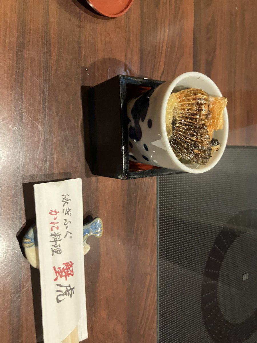 llllrunrunllll's tweet photo. 料理の提供が遅すぎる。接客対応にも疑問を感じました。

娘がてっちりを食べたいと言うので、18時30分に予約し、1人5,000円のコースと飲み放題、カニの刺身を注文しました。

突き出し、てっさ、湯引きまでは出てきましたが、肝心のてっちり鍋がいつまでたっても出てこない。

しかも、私たちより15分ほど後に来店した6人ほどの家族連れには、先に鍋が提供されていました。そちらも予約されてたのでしょう。

こちらも予約しているにもかかわらず、なぜ後から来たお客さんの方が早いのでしょうか？

あまりに遅いので苦情を伝えましたが、それでも鍋が出てきたのは約1時間後。出汁がなくなるから何度も火を止めましたわ。笑💢
何度も火を止めて無くなりかけてるダシの画像つけておきます。

さらに、飲み放題のひれ酒も注文してから毎回10分程ほど待たされる始末。

これでは飲み放題の意味がありません。提供を意図的に遅らせているのではないかと疑いたくなるほどでした。

帰りの電車の都合もあり、1時間半ほどで食事を終える予定でしたが、料理が出てこなければどうしようもありません。

5,000円という金額の問題ではありません。

予約したお客さんを長時間待たせ、後から来たお客さんに先に料理を出す。飲み物の提供まで遅い。

せっかく娘との食事を楽しみにしていたのに、非常に残念な時間になりました。

飲食店として、料理の提供順序や時間管理、接客対応を見直していただきたいと思います。