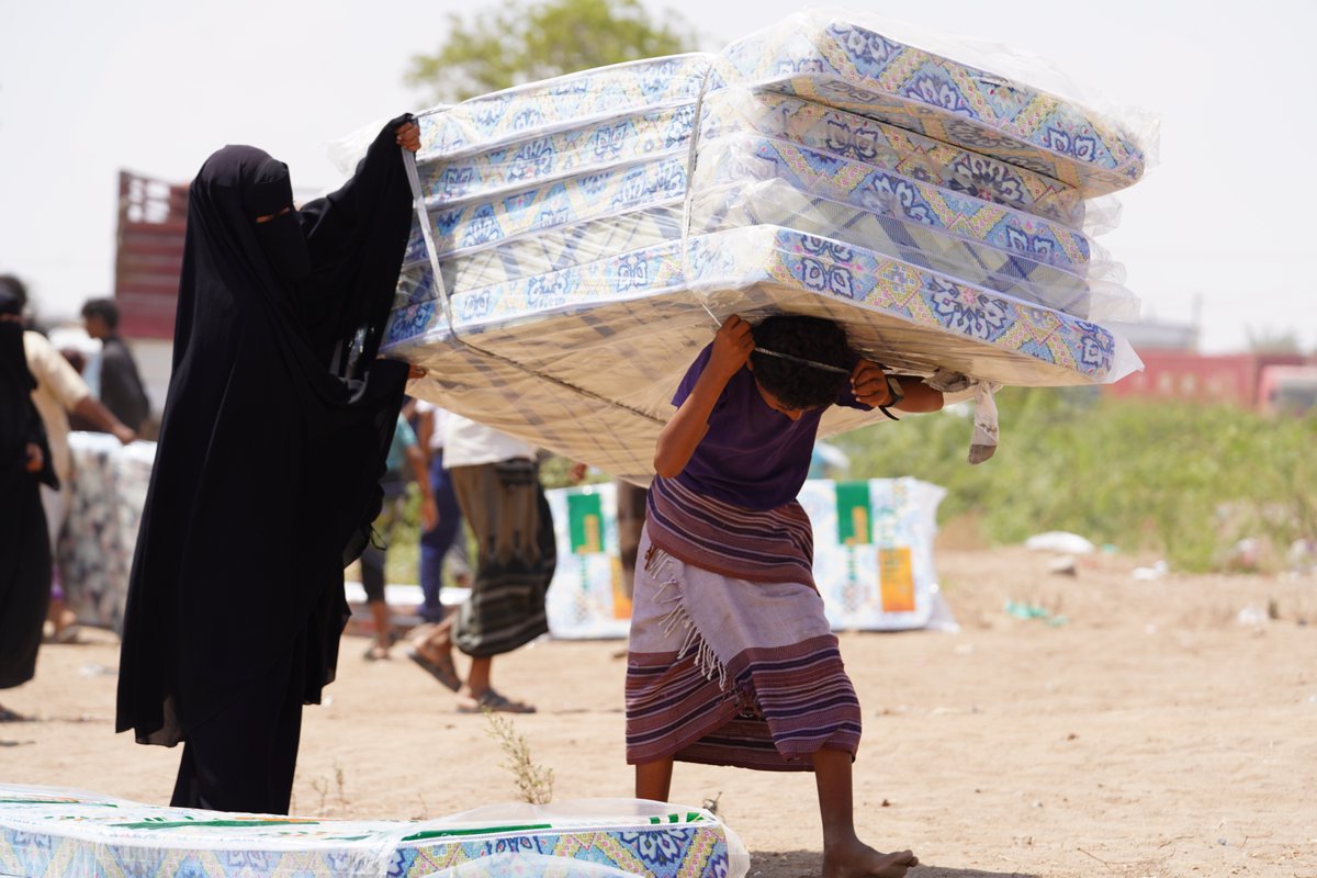 AJEnglish's tweet photo. Forcibly displaced Yemeni families in Aden receive aid as hunger spreads. 

🔴 LIVE updates: https://t.co/tQRbXtAs5Y https://t.co/Riw9MxKGmT