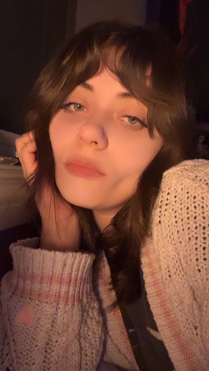 stolarzstar's tweet photo. MEET YOUR OOMF!!!! ♫•*¨*•.¸¸♪✧
• name: leia
• sign: libra
• hobbies: playing video games, writing, reading, music
• birth flower: marigold 
• fav drink: coffee
• fav animal: cats, owls
• comfort movie: the conjuring 2, dead poets society, how to be single https://t.co/MevzqIAhLx