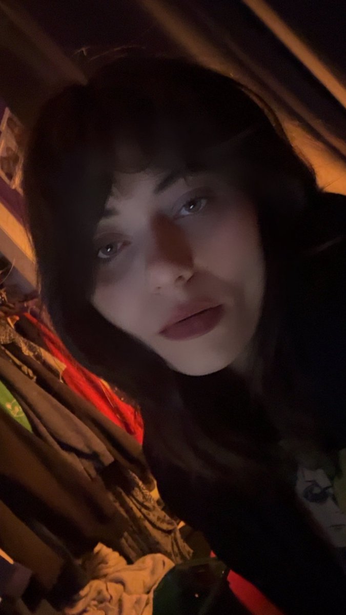stolarzstar's tweet photo. MEET YOUR OOMF!!!! ♫•*¨*•.¸¸♪✧
• name: leia
• sign: libra
• hobbies: playing video games, writing, reading, music
• birth flower: marigold 
• fav drink: coffee
• fav animal: cats, owls
• comfort movie: the conjuring 2, dead poets society, how to be single https://t.co/MevzqIAhLx