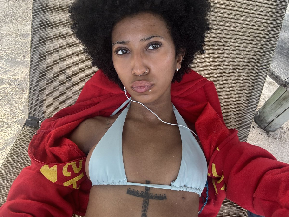 YJazira's tweet photo. Beach babe https://t.co/d5eQYdAgxh