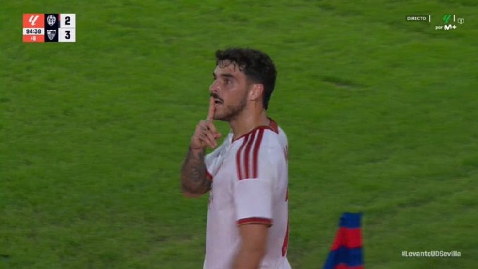 TikiNews's tweet photo. ❌Le meilleur buteur du Sevilla a été expulsé pour un deuxième carton jaune sur cette célébration.

🫣L’identité du prochain adversaire du Sevilla pourrait vous surprendre… https://t.co/eScuorqiZ3