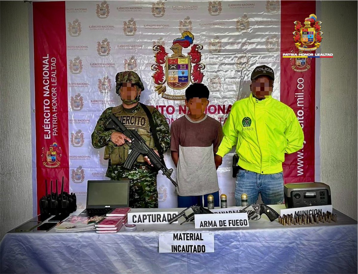 COL_EJERCITO's tweet photo. #LoÚltimo | Golpe al ELN en el #Chocó. En el sector de La Guama, norte de Río Iró, capturamos a alias el Tuerto, presunto integrante de la comisión de alias Robinson, señalado de dinamizar ataques con drones en Tadó, Río Iró y Condoto.

Durante la operación, tropas de la #Brigada15 de @Ejercito_Div7 incautaron armas de fuego, munición, material de comunicaciones e insumos para la detonación de explosivos, afectando las capacidades criminales del Frente Cacique Calarcá y contribuyendo a la seguridad de las comunidades.

#ContraLaAmenaza