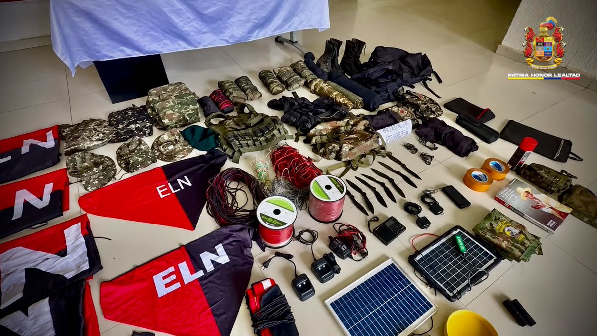 COL_EJERCITO's tweet photo. #LoÚltimo | Golpe al ELN en el #Chocó. En el sector de La Guama, norte de Río Iró, capturamos a alias el Tuerto, presunto integrante de la comisión de alias Robinson, señalado de dinamizar ataques con drones en Tadó, Río Iró y Condoto.

Durante la operación, tropas de la #Brigada15 de @Ejercito_Div7 incautaron armas de fuego, munición, material de comunicaciones e insumos para la detonación de explosivos, afectando las capacidades criminales del Frente Cacique Calarcá y contribuyendo a la seguridad de las comunidades.

#ContraLaAmenaza