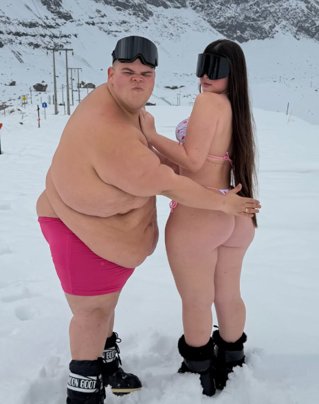 diretodomiolo's tweet photo. 🚨FAMOSOS: Gordão da XJ e sua namorada Niccole belíssimos curtindo a neve no Chile pela primeira vez. https://t.co/rTvrRIjMKV