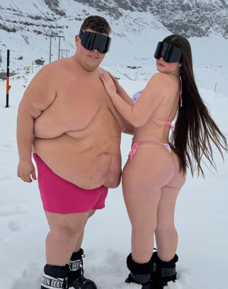 diretodomiolo's tweet photo. 🚨FAMOSOS: Gordão da XJ e sua namorada Niccole belíssimos curtindo a neve no Chile pela primeira vez. https://t.co/rTvrRIjMKV