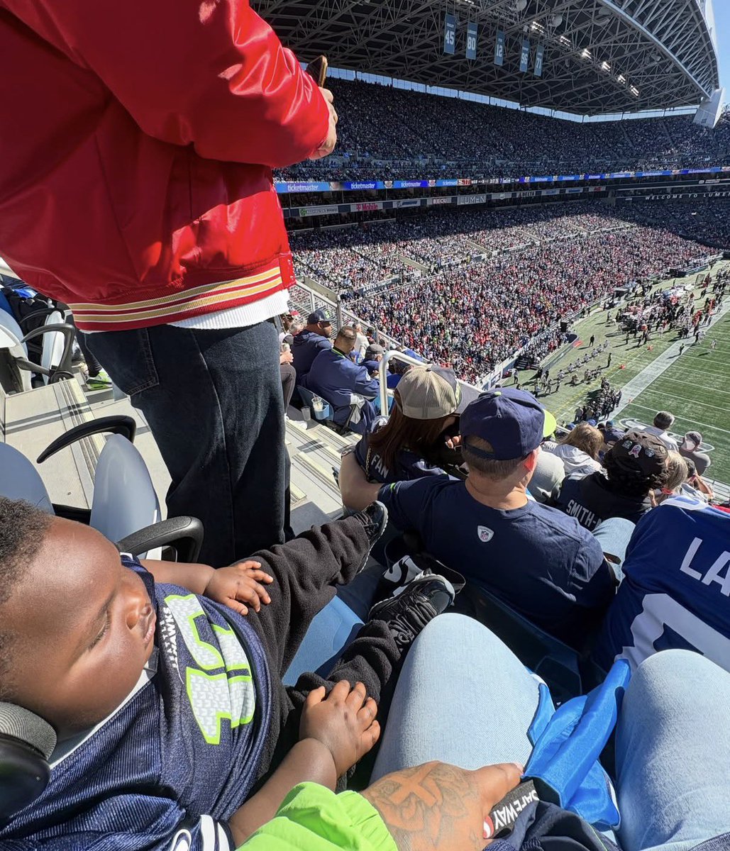 dubseatv's tweet photo. #BREAKING: Local Seahawks Fan Unfazed by Seattle's 32-29 Loss to San Francisco 49ers, Knowing There Are Better Days to Come https://t.co/lkEv3onFIt