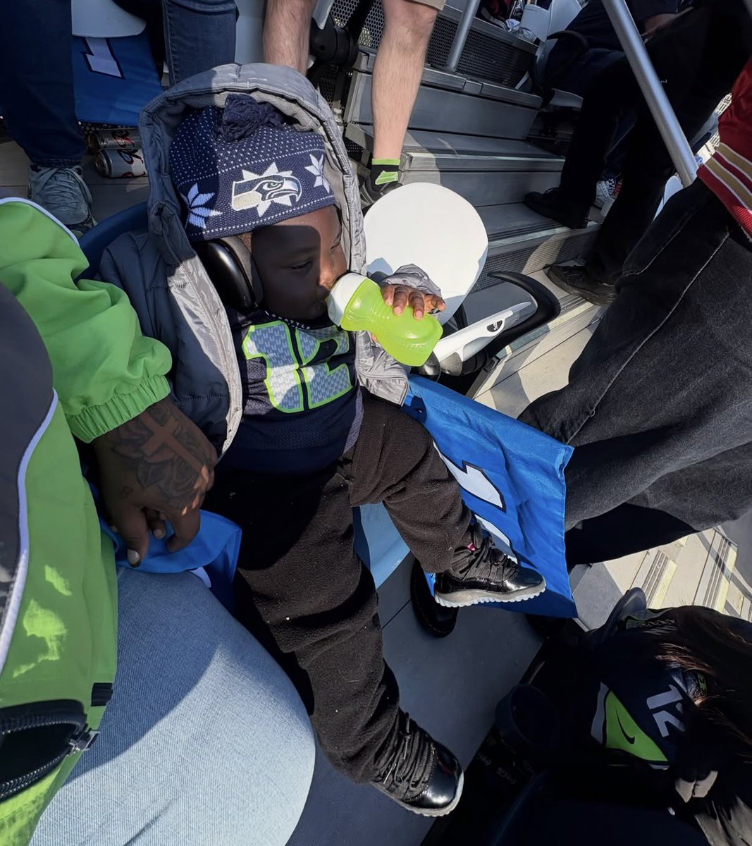 dubseatv's tweet photo. #BREAKING: Local Seahawks Fan Unfazed by Seattle's 32-29 Loss to San Francisco 49ers, Knowing There Are Better Days to Come https://t.co/lkEv3onFIt