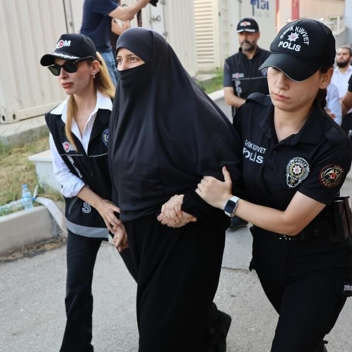 hakkinsesiv4's tweet photo. birisi ona daha iki ay önce kendi talimatıyla suçsuz günahsız bir hoca hanımı tutuklatıp tek kişilik hücreye attığını hatırlatsın. https://t.co/B2QNH6Kdj3