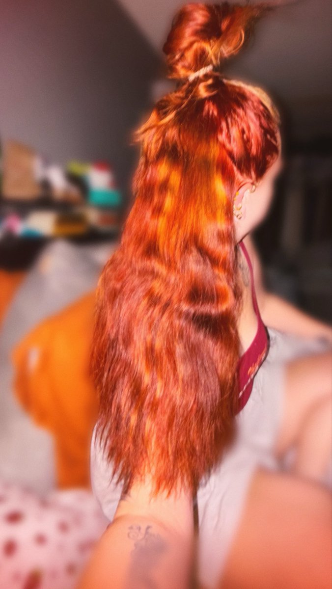 stoneblindrage's tweet photo. someone asked if my hair was actually bright/vibrant 
this is it with flash 🎃🎈🌕 https://t.co/urMxYGXWck