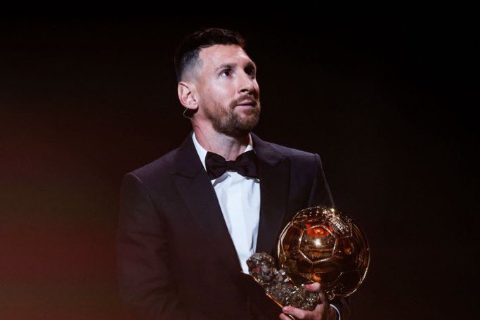 _BeFootball's tweet photo. 🚨🚨 LIONEL MESSI 🇦🇷 SERA À LA CÉRÉMONIE DU BALLON D’OR LE 26 OCTOBRE PROCHAIN ! 🌕✨

La présence de l'étoile argentine n'est pas anecdotique : IL SERA CHARGÉ DE DE REMETTRE EN MAIN PROPRE LE TROPHÉE AU VAINQUEUR ! 👀🏆

(@Juanjesuscsap) https://t.co/ar2DIkK1tn