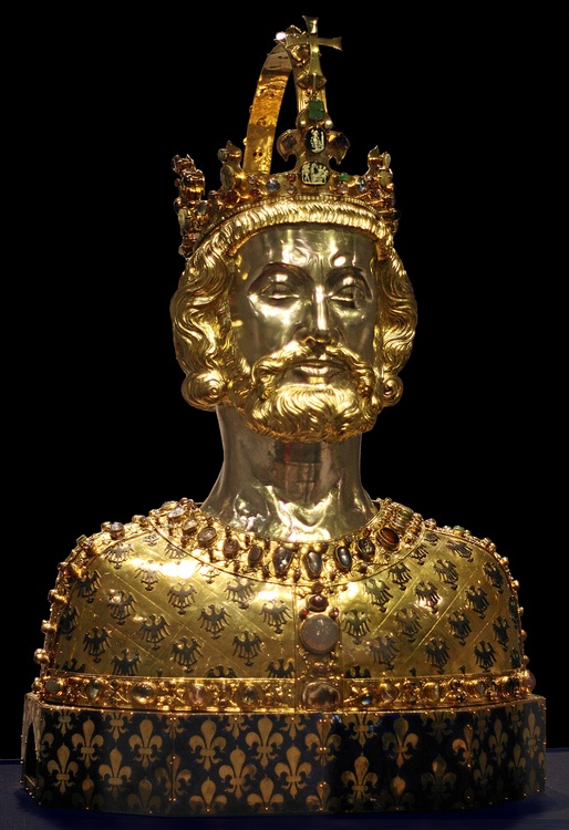 whencyclopedia's tweet photo. 👑 Bust of Charlemagne (c. 1350) in the Aachen Cathedral Treasury (Germany). It contains the top part of Charlemagne's skull.

📷 Photo by Beckstet. 

#Charlemagne #History #Royalty #AachenCathedral https://t.co/7n65T3WK2V