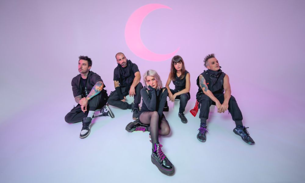Distorted_Mag's tweet photo. Ankor will release their new mini album 'I SEE RED' in November this year! Read the details and watch a new music video here on Distorted Sound! @majorpress https://t.co/emxaD34vCn https://t.co/yMAoawMHS8