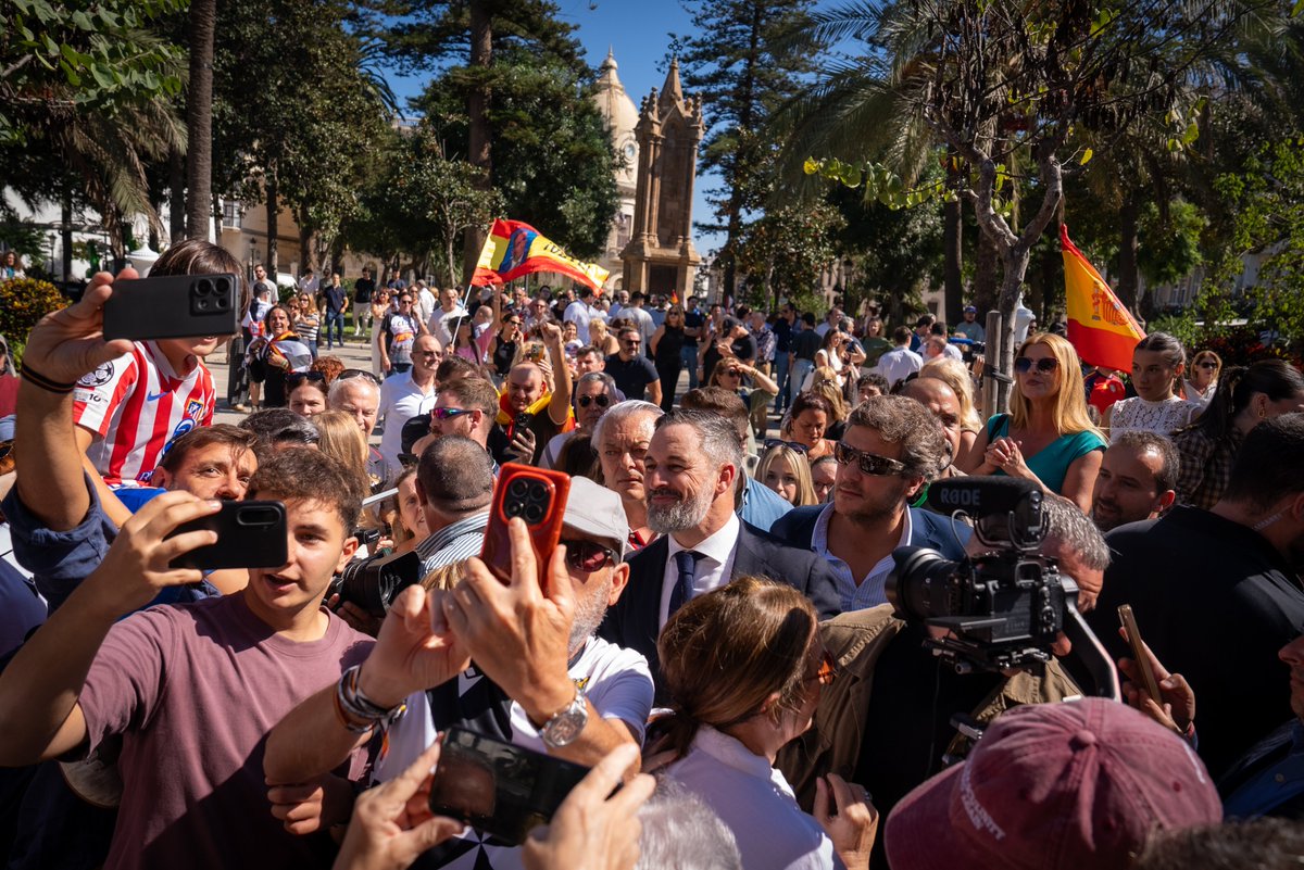 Santi_ABASCAL's tweet photo. Gracias de todo corazón a los ceuties por su cariñosa acogida hoy.  Ha sido un honor estar con vosotros el día de nuestra fiesta nacional. No os vamos a dejar solos.
#CeutaEsEspaña https://t.co/qWheqaC40y