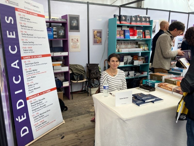 EmilieMart46069's tweet photo. Je garderai de la 29e édition des @rdvhistoire le meilleur souvenir. À Blois, lieu de bouillonnement culturel, les rencontres s'enchaînent, la liste de livres à lire ne cesse de s'allonger, de nouvelles idées germent...
Je remercie @PComposes pour m'avoir si bien  accueillie ! https://t.co/xJnGaClGjg