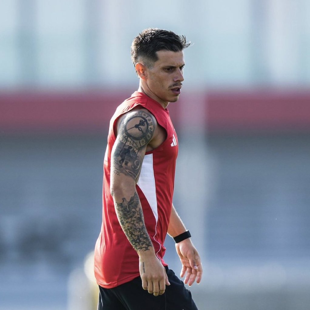 SFCSVQ2's tweet photo. Por cierto, este tío es lo que vio el jodido diablo eh.

Cada bola que toca se desinfla un balón en el mundo, causa cegueras a sus espectadores y hace que la FIFA se plantee cancelar este deporte.

Que "futbolista" más malo cojones. https://t.co/4MCRWEKRrG
