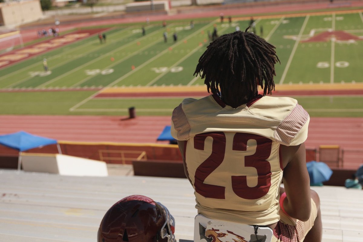 chrisparkeriii's tweet photo. A stadium full of history. A young athlete determined to write his own chapter. #23 🏈

#AndressEagles #ClassOf2029 #BuiltForGreatness #LegacyInProgress StudentAthlete NextGeneration TrustTheProcess @AndressFootball https://t.co/Jj28YGxecI