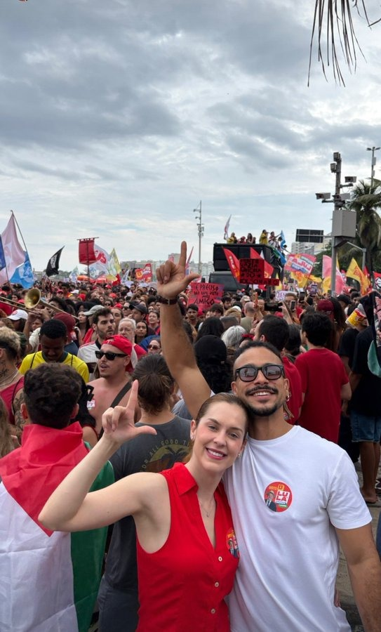 centralreality's tweet photo. Sophia Abrahão e Sérgio Malheiros na manifestação pró-Lula, no Rio de Janeiro. https://t.co/PmroFUoUbU