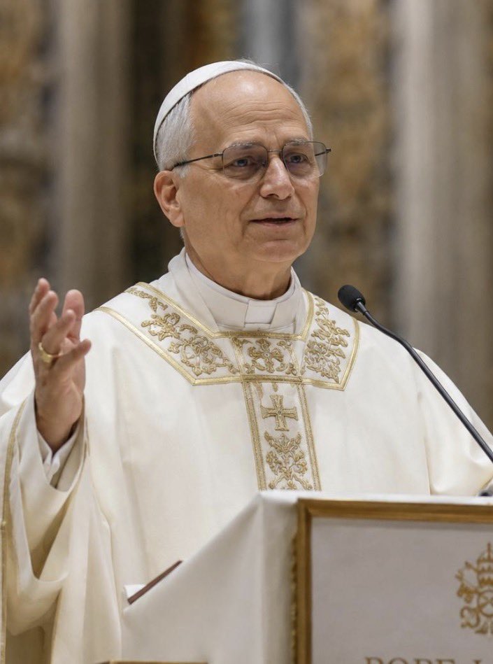 choquei's tweet photo. 🚨MUNDO: Papa Leão XIV afirma que a extrema direita não representa uma expressão autêntica do cristianismo e defende que os valores do Evangelho sejam pautados pela compreensão e compaixão, e não pelo ódio e pela divisão. A declaração foi no retorno de sua viagem à França. https://t.co/xIx9S6yFdy