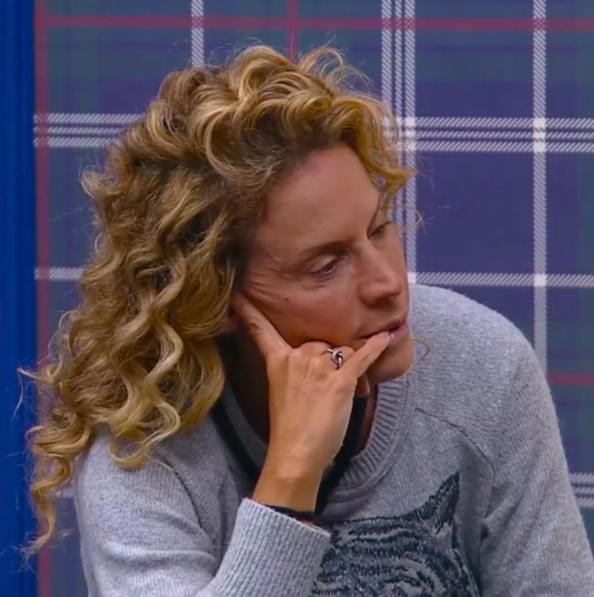 Dantinhas's tweet photo. Maíra querendo juntar votos no Igor pra contra-atacar a Alcateia, mas Daniel está com medo de ir na Alcateia e disse que Igor é um cara bacana. 

Maíra dá um banho de leitura de jogo no favorito. 

Hahahaha #AFazenda https://t.co/dPYB8ttSru