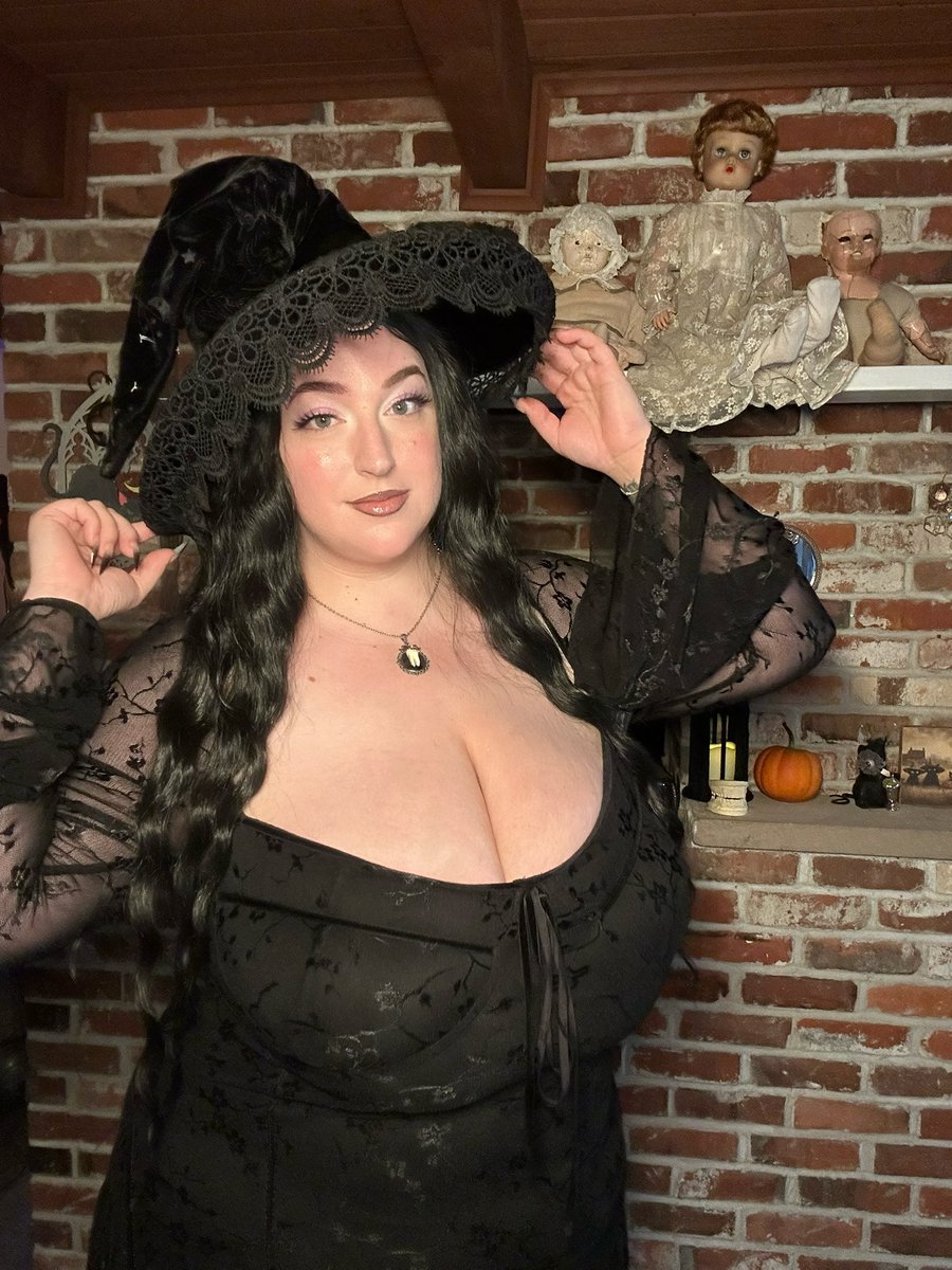 HazelMay38K's tweet photo. Must be the season of the witch 🌙 https://t.co/tmqMXjHMwk
