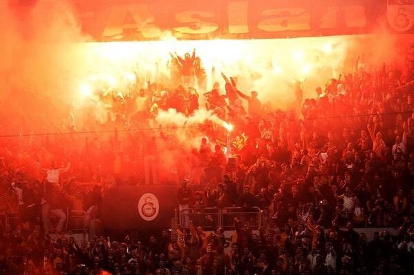 cace_v2's tweet photo. Yarın maça gidecek herkes barcelonaya nefreti göstersin ve hissettirsin. Taraftar ne kadar çirkinleşirse, topçular o kadar işlerini kolay yapacak. Yanında düdük mü sokuyorsun, ıslık mı yapıyorsun, böğürüyor musun ne yapıyorsan yap, rakip topçuya ne yapması gerektiğini unuttur. https://t.co/Mn39JLHeof