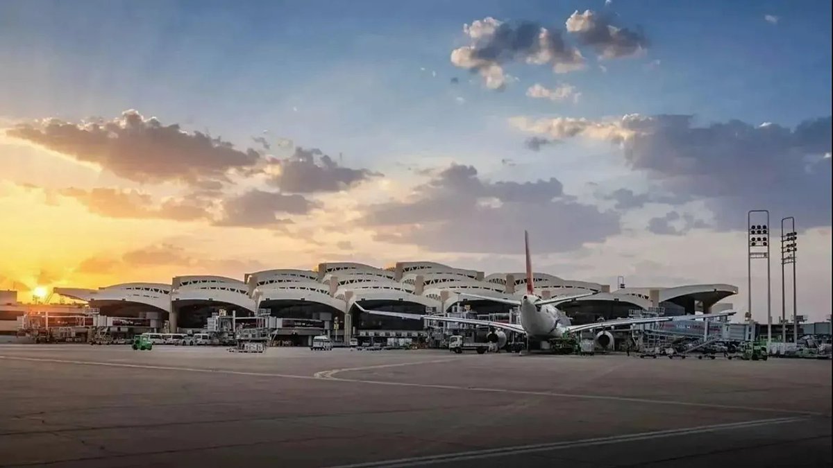 TheLatestReport's tweet photo. 🔴 Saudi Arabia's civil aviation authority extended the suspension of operations at Riyadh's international airport Monday following a series of deadly attacks by Yemen's Houthi militants over the weekend.

#Riyadh #SaudiArabia #Yemen #Houthis https://t.co/gq3jxNwBWX