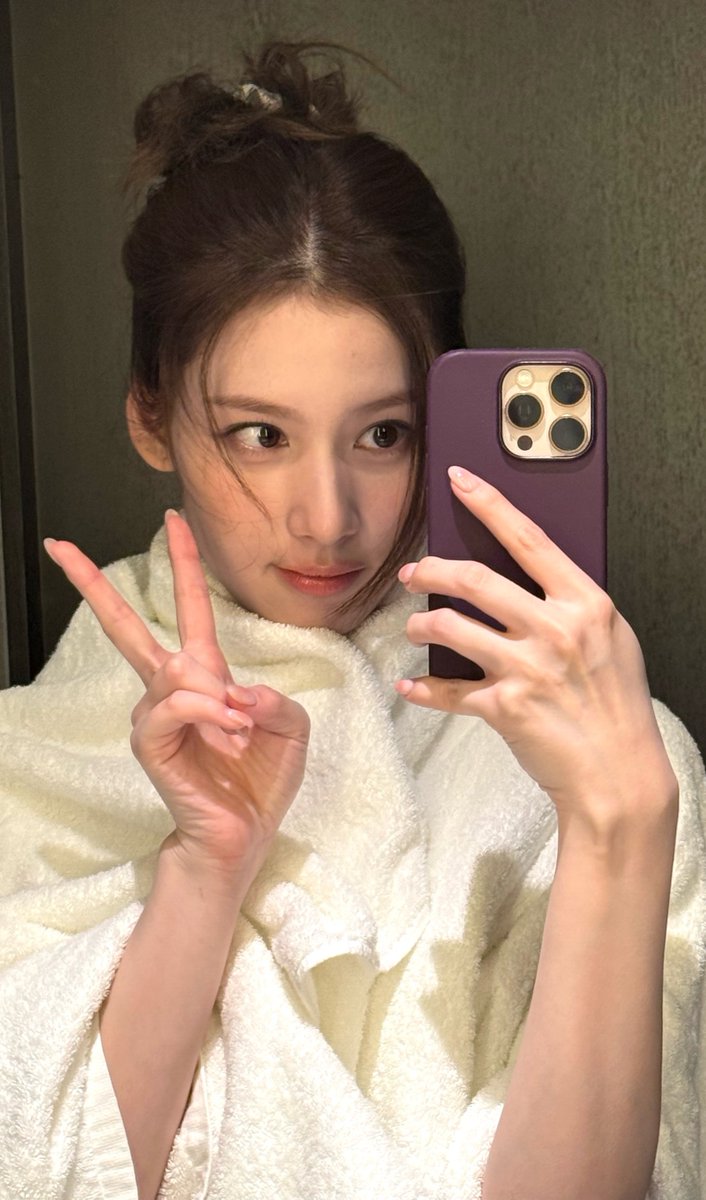 godmitzu's tweet photo. SANA OH MY GOD https://t.co/EiBuq2lc8X