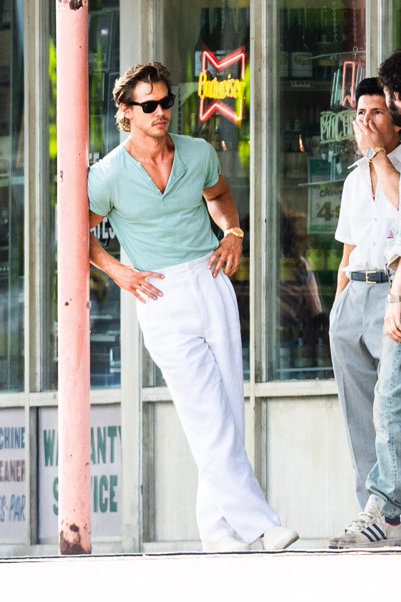 MiamiViceCrave's tweet photo. 🚨| Three familiar faces on the streets of New Jersey 👀 

Austin Butler, Danny Ramirez, and Dominic Sessa seen on the set of Miami Vice ’85 🎬 https://t.co/rOX6ELaQ03