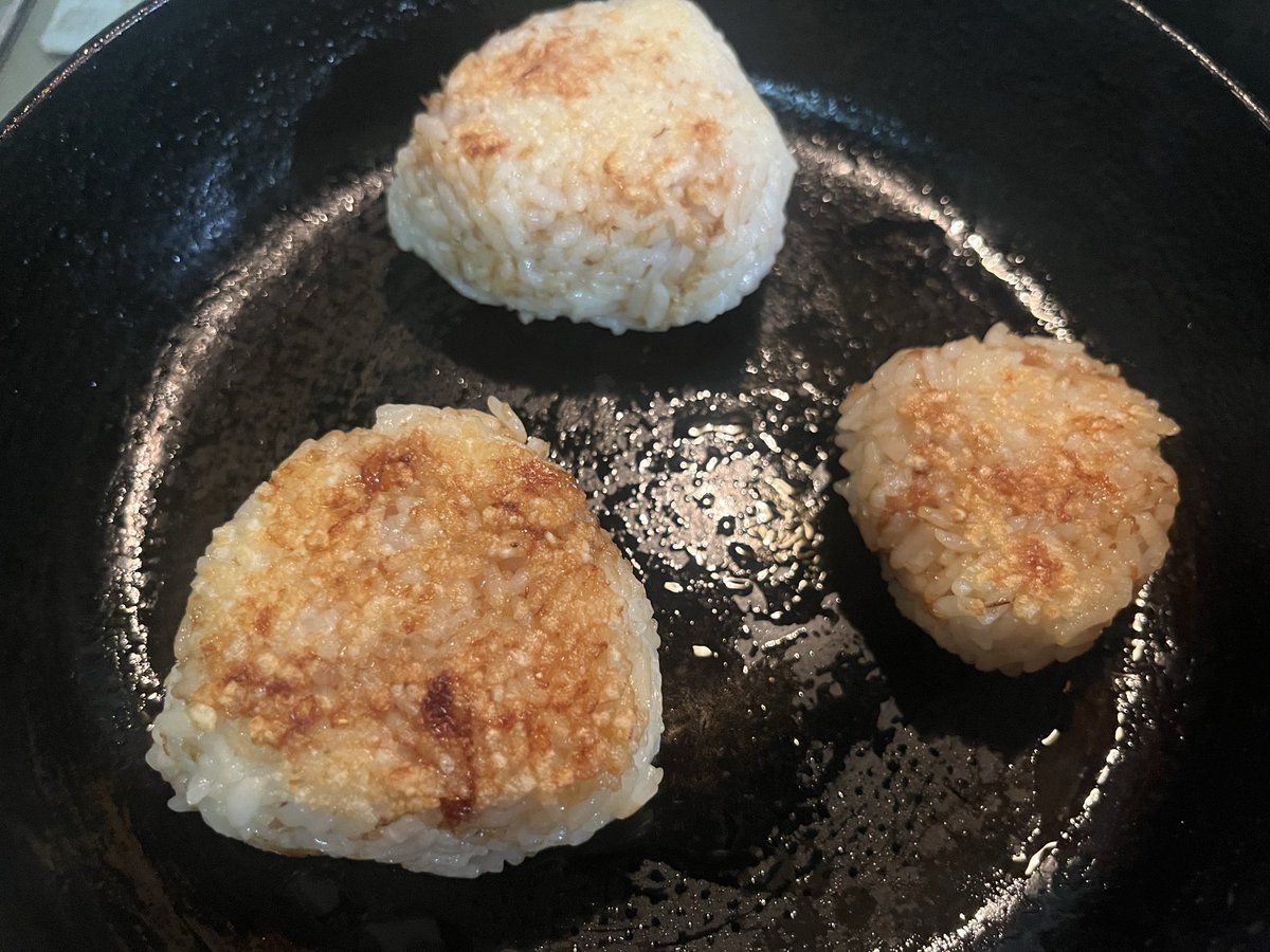 kahokaka's tweet photo. 最近はフライパンで作るようになりました
焼きおにぎり

#OnigiriAction https://t.co/3JUXlBOvQy