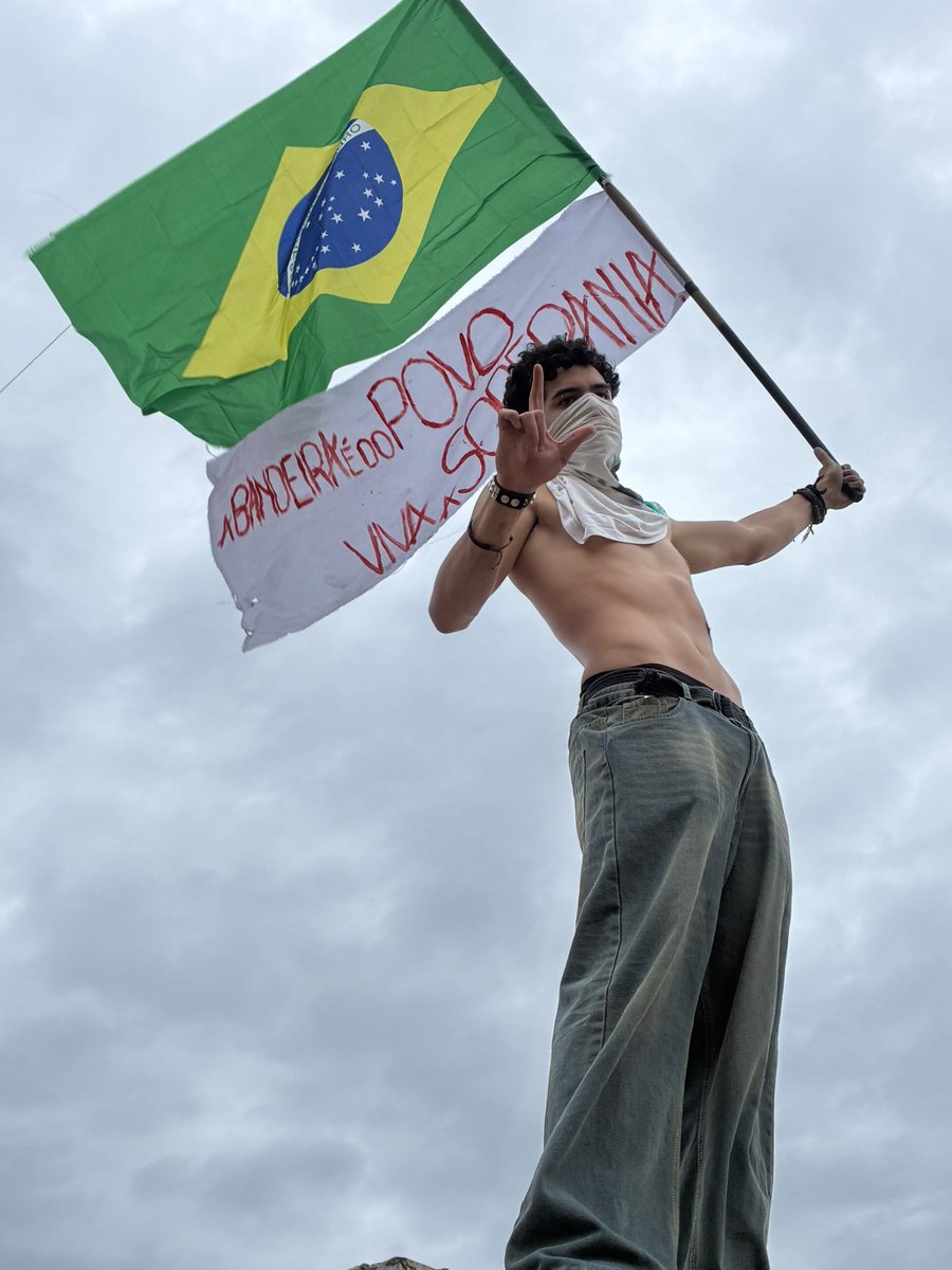carolkiis's tweet photo. o gostoso revolucionário que todos queriam mamar 13 vezes aparecendo em copacabana  dnv https://t.co/7t8gpoB8Fs