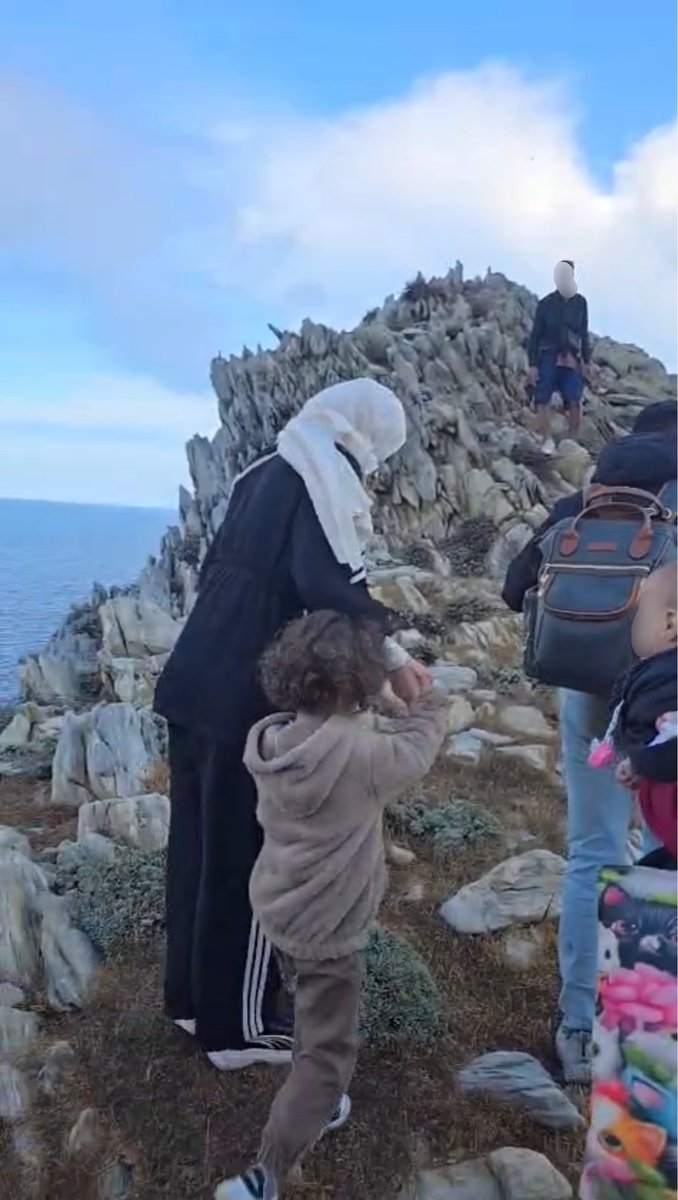 ABoatReport's tweet photo. ARRIVALS ON PSARA AND SAMOS — BOAT IN DISTRESS NEAR FARMAKONISI

This morning (12.10.2026) at 07.30, a group reported to be 30 people—22 men, 4 women and 4 children—contacted Aegean Boat Report for assistance after arriving on the northern shore of Psara.

Twenty people began the difficult climb towards higher ground before moving inland through extremely challenging terrain. Ten people—2 men, 4 women and 4 children—remained behind, unable to climb the steep cliffs.

Local authorities were alerted. At 10.00, a Greek Coast Guard vessel arrived and found a suitable spot to take the stranded group on board.

The larger group was later found walking along a dirt road heading south.

Unfortunately, we lost all contact with the group 15 minutes after the Coast Guard arrived. We have been unable to confirm how many people were located. We hope everyone has been accounted for and brought to Psara, the island’s only village, for onward transfer by boat to the Vial camp on Chios.

⸻

Yesterday (11.10.2026) morning at 06.00, a group reported to be 25 people—19 men, 5 women and 1 child—contacted Aegean Boat Report after arriving on Avlaki Beach on the northern coast of Samos.

After arrival, 21 people quickly moved into the surrounding hills, while 4 people—3 men and a woman—remained behind.

After first light, the larger group split into several smaller groups, most heading towards the village of Kampos. Authorities located them over several hours.

The four people who had stayed behind, hiding in the woods, were not located until late afternoon.

As far as we know, all 25 people were eventually located and transported to the Closed Controlled Access Centre in Zervou.

⸻

At 06.30 yesterday, we were also alerted to a boat carrying 21 people in distress inside Turkish waters, southeast of the Greek island of Farmakonisi.

The boat was drifting after its engine reportedly stopped working. The Turkish Coast Guard was alerted.

At 09.10, the Turkish Coast Guard located the drifting boat, and all 21 people were taken back to Turkey.

⸻

Aegean Boat Report is an independent organisation documenting arrivals, disappearances and illegal pushbacks in the Aegean. Our work depends entirely on donations.

If you would like to support our work, you can donate here:

https://t.co/o3tYlVrxKW