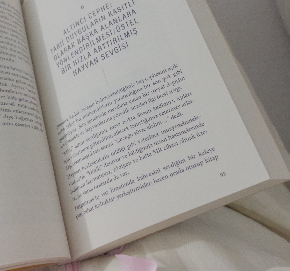radikalruv's tweet photo. sürünen bir kitap, sevdiğim bir bildirim ve bu 3 üç vakte kadar mı hocam🪼 https://t.co/E6LL8JYXOC