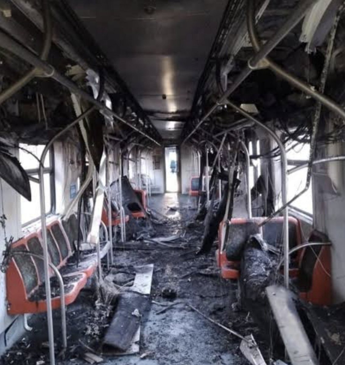 ttonyun's tweet photo. GOVERNO TARCISIO | Trem pega fogo apos privatização https://t.co/nDCXBMfzd5