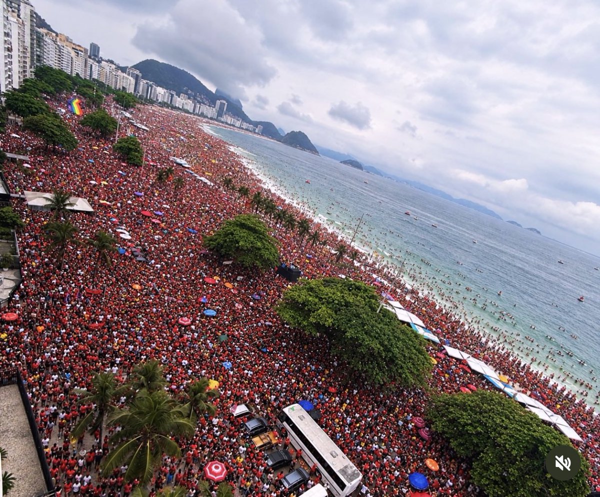 diegoschueng's tweet photo. Hoje Copacabana tava vazia né? 🇧🇷❤️ https://t.co/c1NHkTWccV
