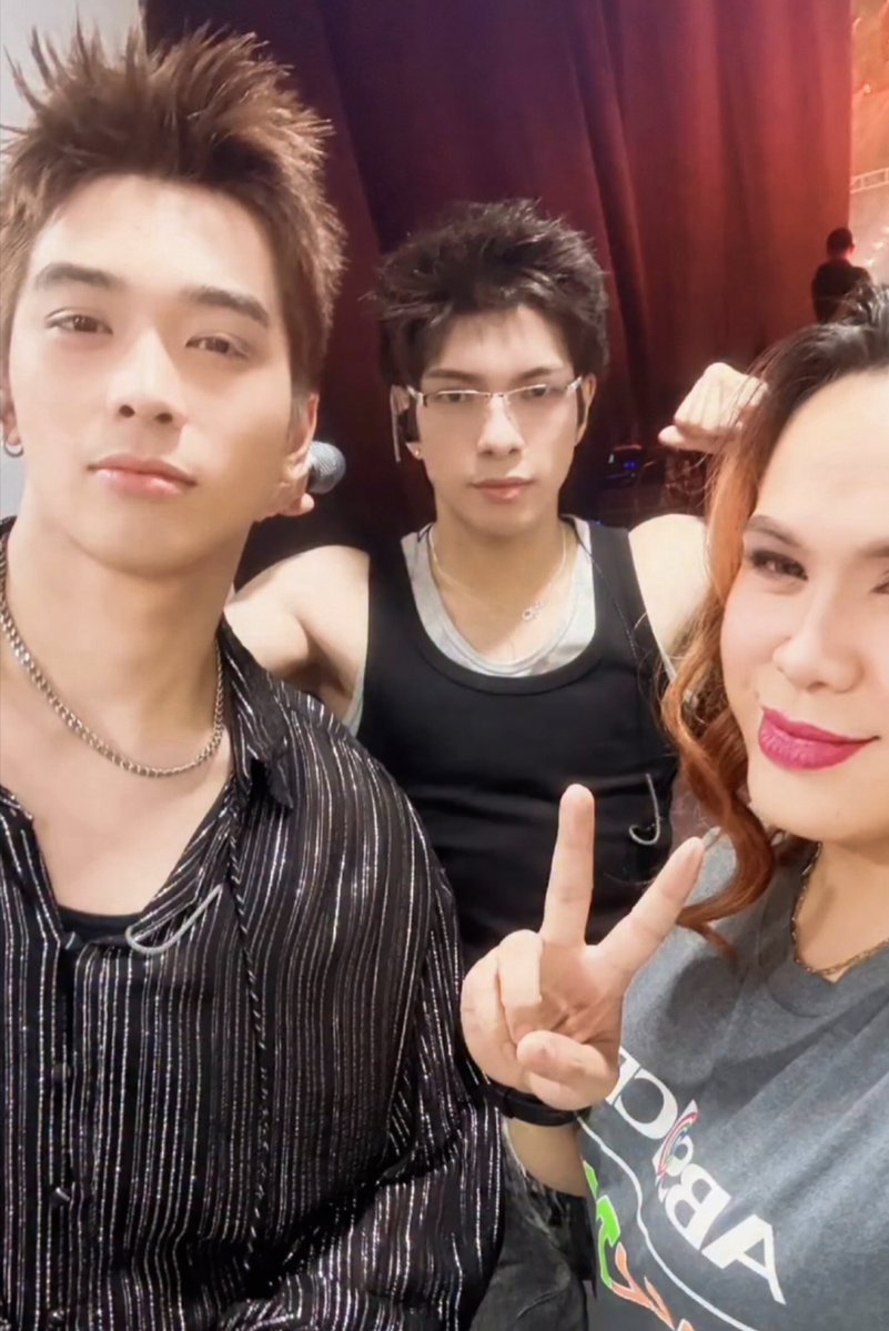 iPostandRepost's tweet photo. Ang pogi ng mag kuya na BGYO Gelo at Nate! Grabe bunso! Flex kung flex ng biceps! Hueyyy!!!

📷Credits to Madam Mango Reyes on IG 

#BGYO_Gelo #BGYO_Nate #BGYO #ASAP https://t.co/wwwgdRZpqn