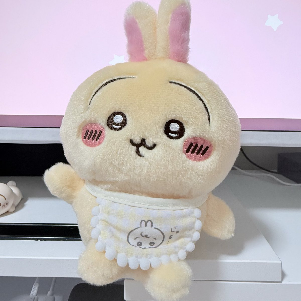 mim1m13's tweet photo. ポージングぬい。
大きめなのでずっと我慢してましたが、
映画館に置いているのはズルいよ🥹
お顔まるまるでバブみが…！🍼
お座り上手なので、ぬい撮に良さそうです💛 https://t.co/gcphnme5uk