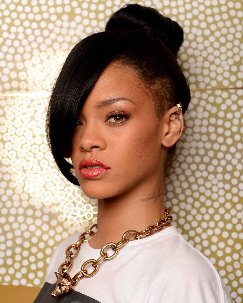 headnavy's tweet photo. Can Rihanna bring this hairstyle back https://t.co/dR7AIsxiuC