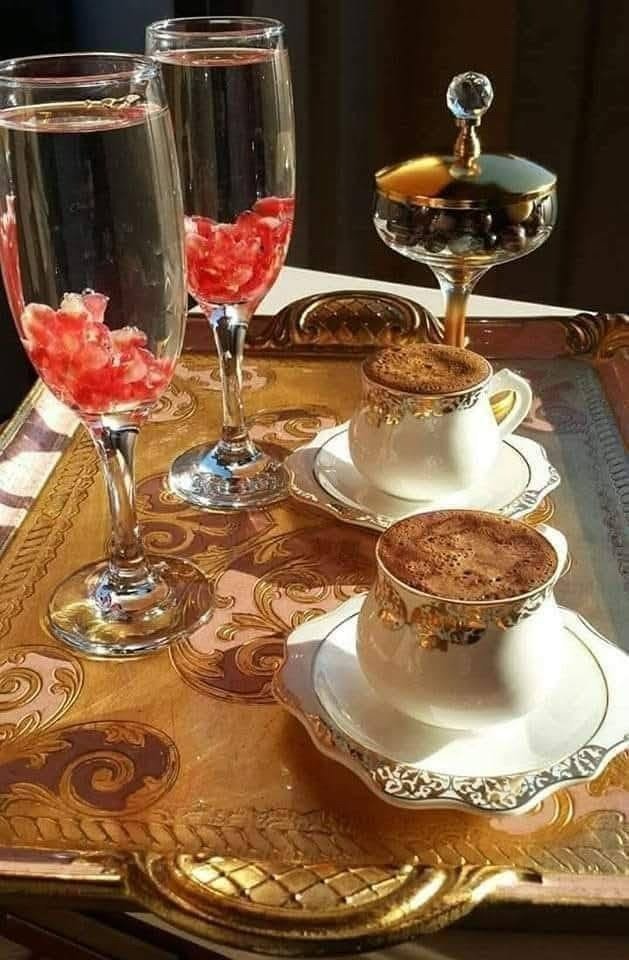 hma_mhdi's tweet photo. قهوة تُشبه الهدوء… ورُمان يُشبه الفرح ❤️☕️
بعض اللحظات لا تحتاج أكثر من جلسة جميلة ومزاج رايق https://t.co/mDdpyKjPnG