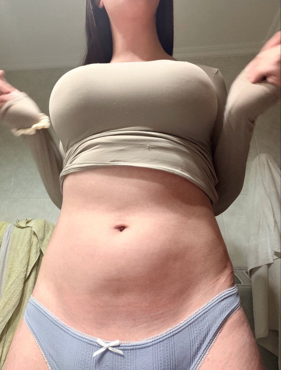 Paulinabelly's tweet photo. My belly button changes so much when my tummy is bloated 🤰🏻🎈#bellyinflation #pregnant https://t.co/7DwUNZxyxc