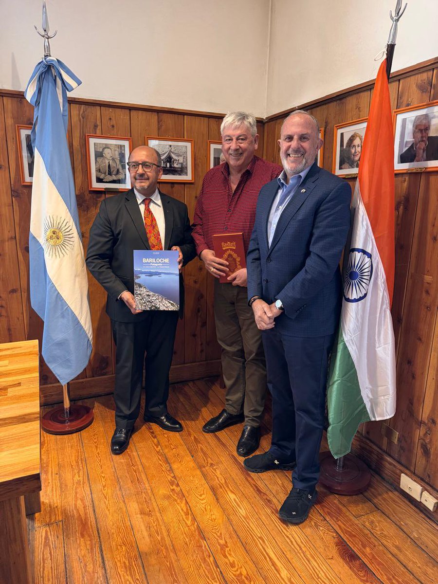 Indembarg's tweet photo. El Embajador @AjaneeshK visitó Bariloche los días 8 y 9 de octubre, invitado por el diputado nacional por Río Negro, Sergio Capozzi (@CapozziSergio), para participar en el evento «Bariloche a la Carta» (@barilochealacar).
Durante su visita, el Embajador se reunió con el intendente de Bariloche, Walter Cortés, y con funcionarios municipales para abordar posibles vías de fortalecimiento de los vínculos entre ambos pueblos, incluidas las becas ofrecidas por la India a través de los programas ITEC e ICCR.
Asimismo, el Embajador se reunió con representantes de INVAP (@invapargentina) para explorar oportunidades de mayor cooperación.

Ambassador  @AjaneeshK visited Bariloche on 8-9 October at the invitation of Mr. Sergio Capozzi @CapozziSergio, Hon'able National Deputy for Río Negro to participate at Bariloche a la Carta @barilochealacar
During the visit, Ambassador met Mr. Walter Cortés, Hon’ble Mayor of Bariloche, and municipal officials to discuss potential avenues for strengthening people-to-people ties, including scholarships offered by India under the ITEC and ICCR programmes.
Ambassador also met officials of INVAP @invapargentina to explore opportunities for further cooperation.

@rionegrogob @BarilocheMuni @iccr_hq @meaindia @IndianDiplomacy @mygovindia @innovacionar @cyt_rionegro @WeretilneckOK  @GoI_MeitY